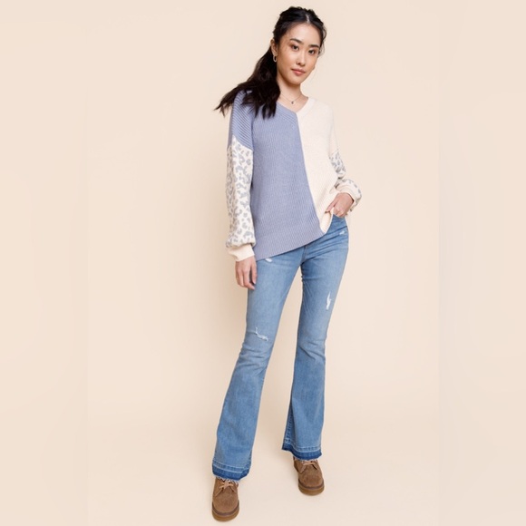 Leopard Colorblock Blue and Cream Sweater large - Picture 5 of 7